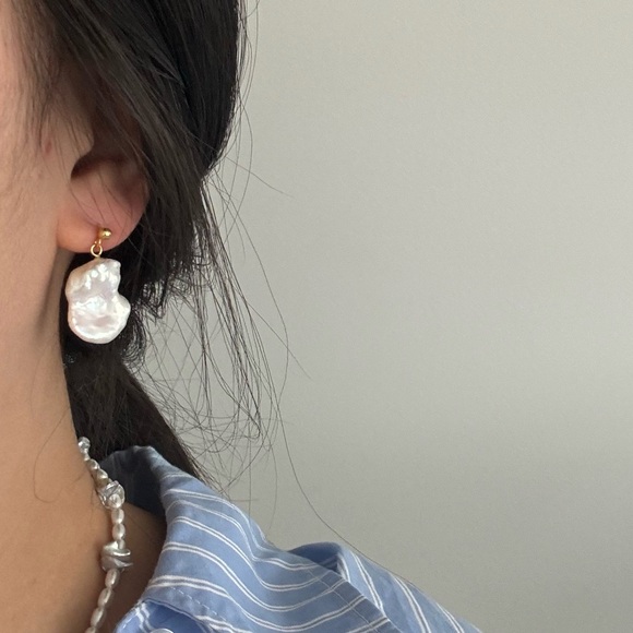 Iridescent baroque pearl earrings - Picture 1 of 6